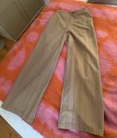 Elegante Hose Gr 38  in gestreiftem Taupe mit geradem Schnitt Friedrichshain-Kreuzberg - Friedrichshain Vorschau