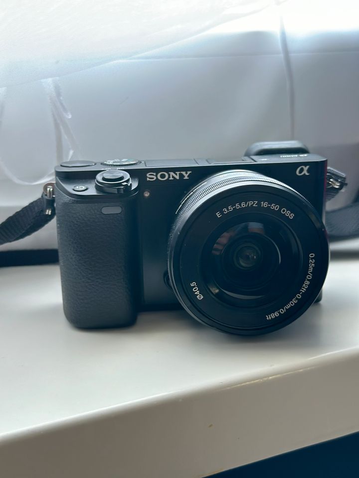 Sony Alpha a6000 24,3MP Systemkamera 16-50mm mit Tasche in Berlin