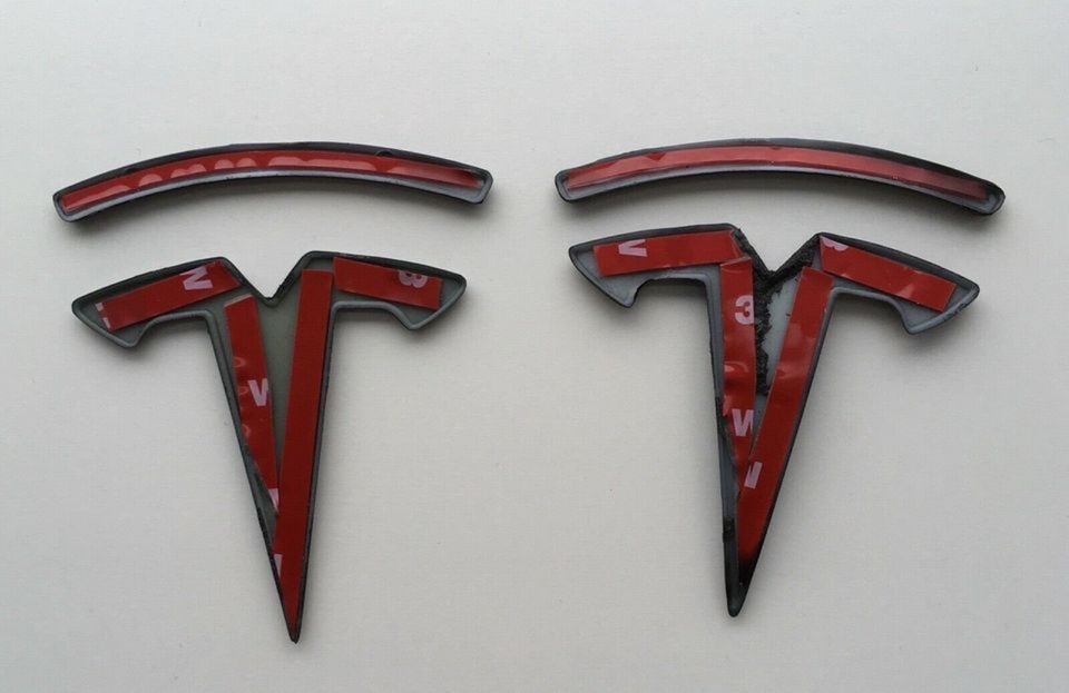 Tesla Model 3 - Emblem (Front + Heck) in Berlin