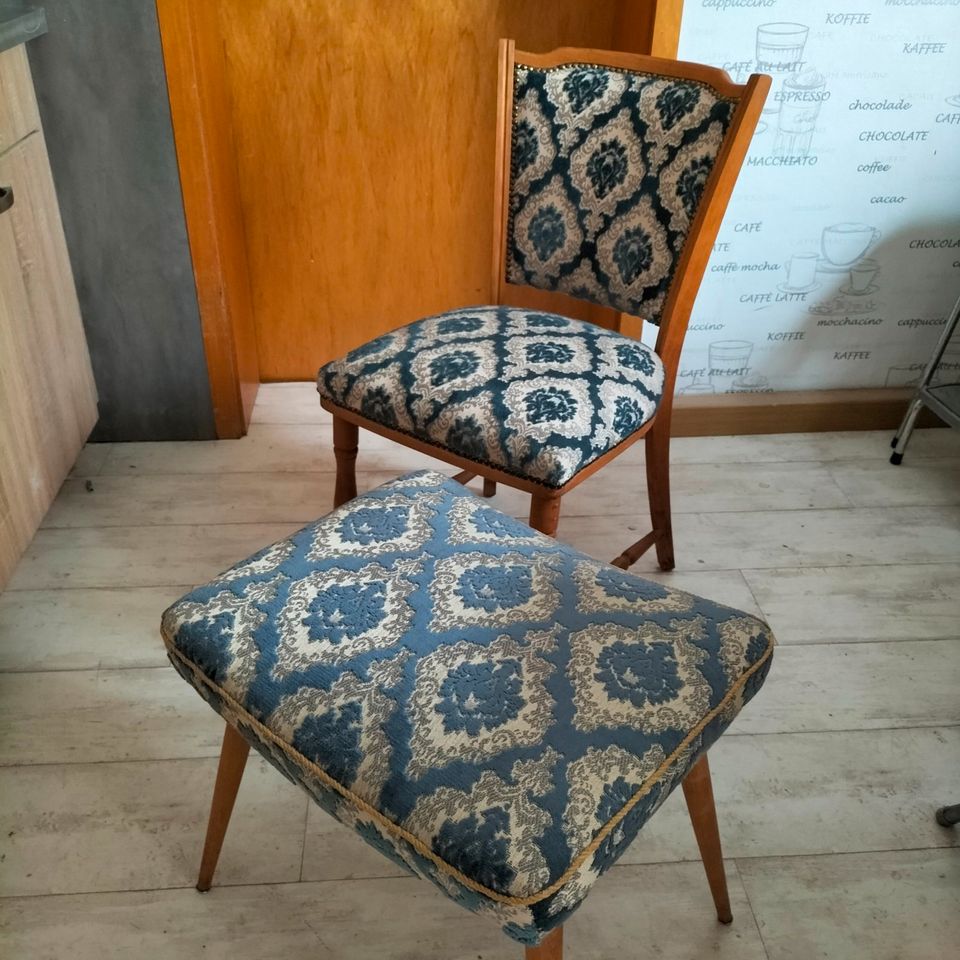 Stuhl und Hocker - Vintage Brokat Samt - blau - in Rodgau