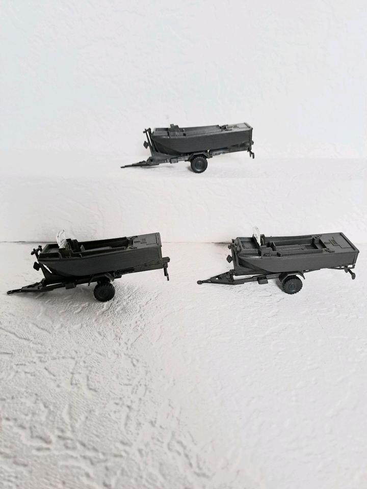 RMM Roskopf Militär 3 × Pionier Motorboote auf Anhänger 1:100 in Roth