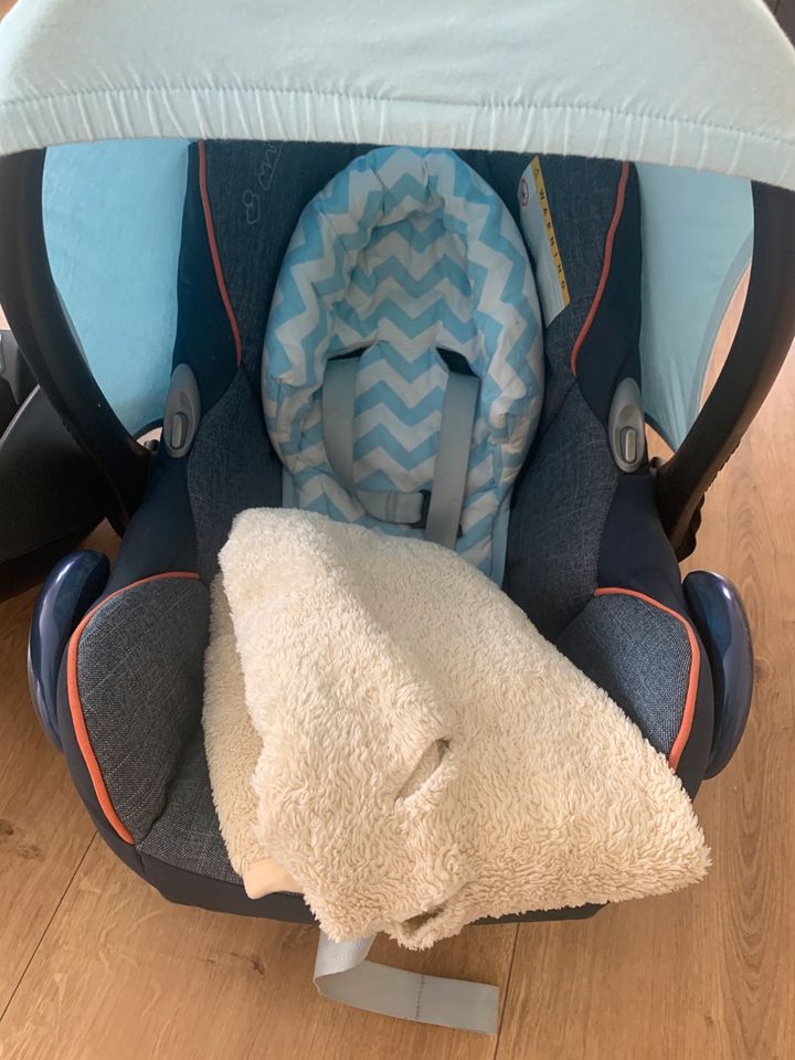 Maxi Cosi Babyschale  mit Zubehör ohne Isofix Adapter in Langenau