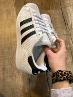 Adidas Superstar weiß schwarz Größe 40 2/3 NEU & OVP Niedersachsen - Rastede Vorschau