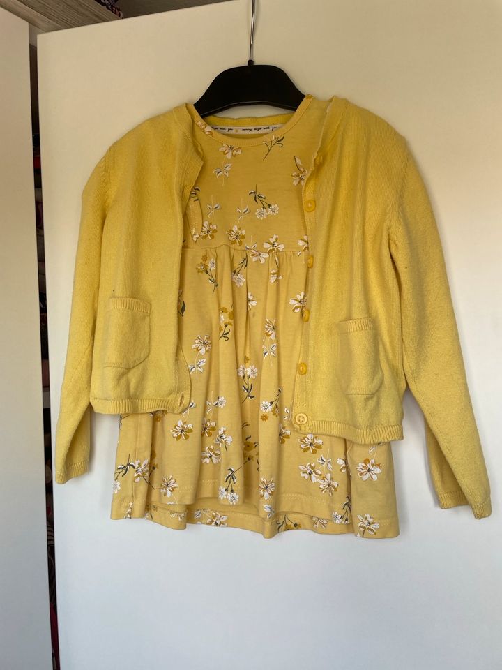 Kleid für Mädchen mit Strickweste in Ochsenfurt