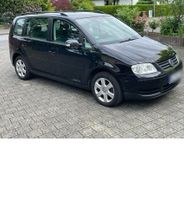 Volkswagen Touran 1.6 FSI  schwarz 146.000 KM Nordrhein-Westfalen - Niederkassel Vorschau