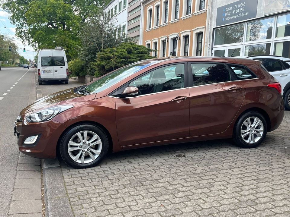 Hyundai i30 CW 1.6 CRDi Automatik in Dillingen (Saar)