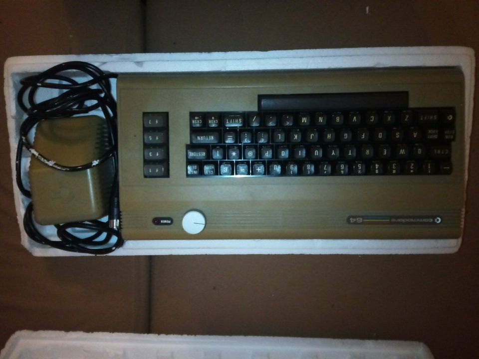 Commodore 64 Micro Computer und Floppy 1541 Single Disk in Moosinning