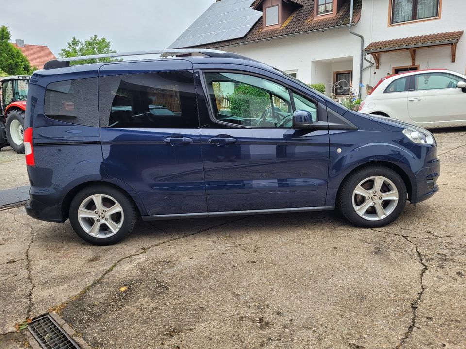 Ford Tourneo Courier Titanium EcoBoost in Sünching