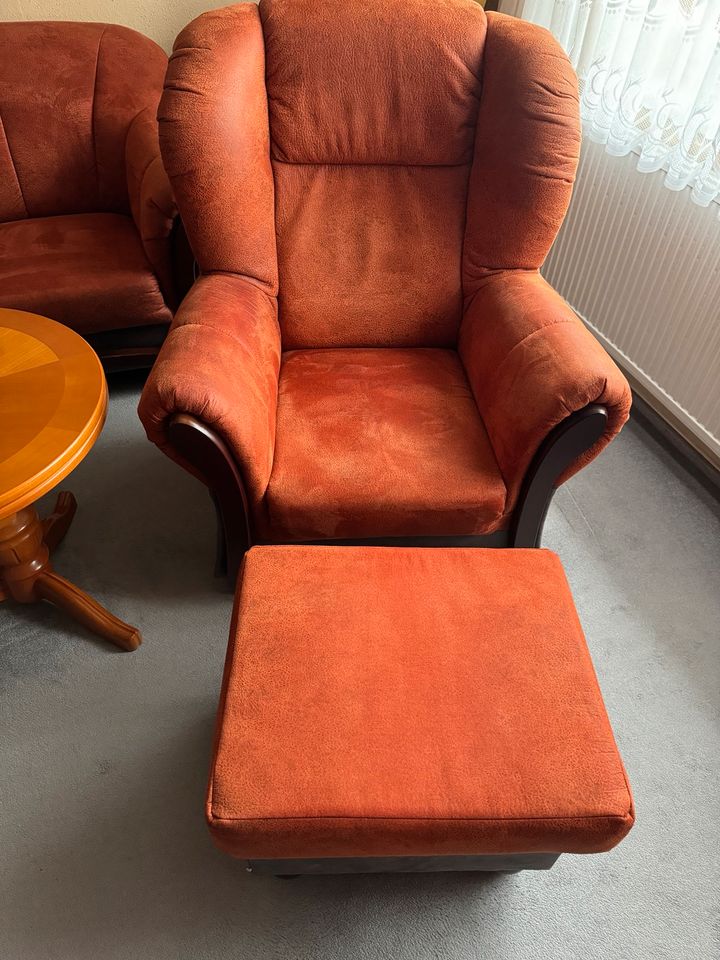 Sitzgarnitur / Sofa, 2x Sessel mit Hocker in Casekow