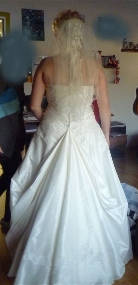 Hochzeitskleid mit etwas Zubehör in Lemgo