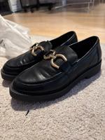 Schwarze Loafer mit goldener Schnalle (37/38) Berlin - Zehlendorf Vorschau