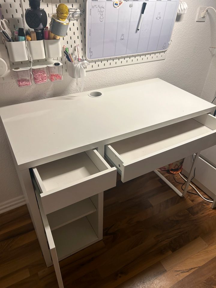 MICKE Schreibtisch, weiß, 105x50 cm in Frankfurt am Main