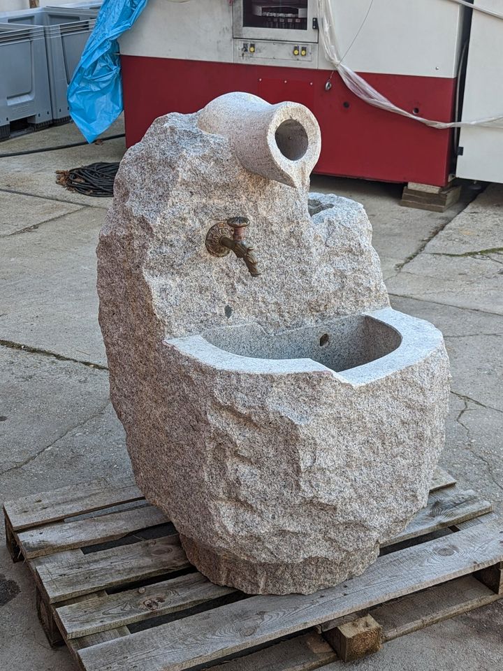 Granit Brunnen Grander mit Wasserspiel und Pflanzbereich Naturstein Springbrunnen Gartenbrunnen Wasserbrunnen 720 kg in Leipzig