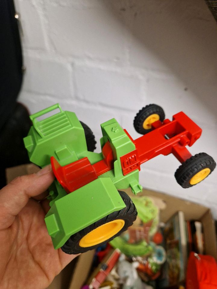 Verschiedene Spielzeuge Autos Fahrzeuge playmobil playdoh in Linnich