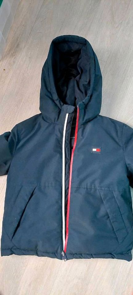 Tommy Hilfiger Winterjacke gr. 116 in Liebenburg