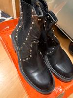 Zara mit Niten Boot Stiefel Damen Stiefel fast zu verschenken Berlin - Mitte Vorschau