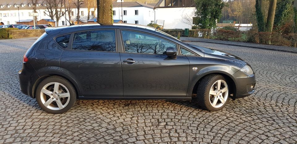 Seat Leon 1.4 TSI-Sport, Grau-Metallic, Facelift, Sportpaket Navi in Burscheid