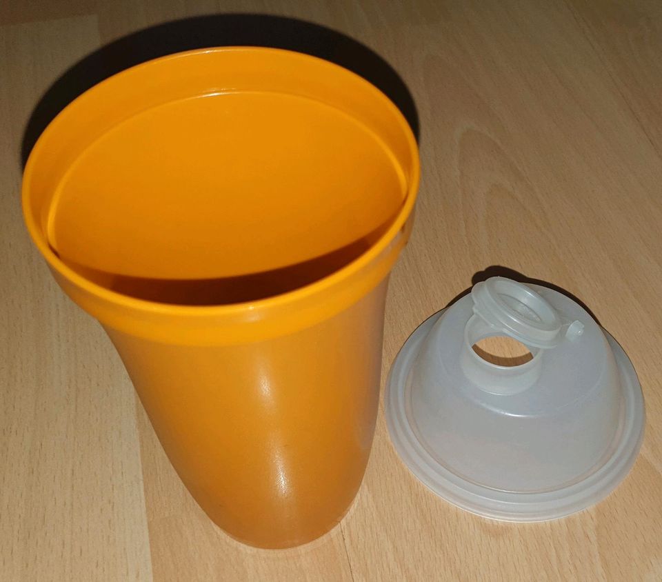 TUPPERWARE Schüttelbecher Mixbecher Shaker 844-24 564-58 Orange in Essen