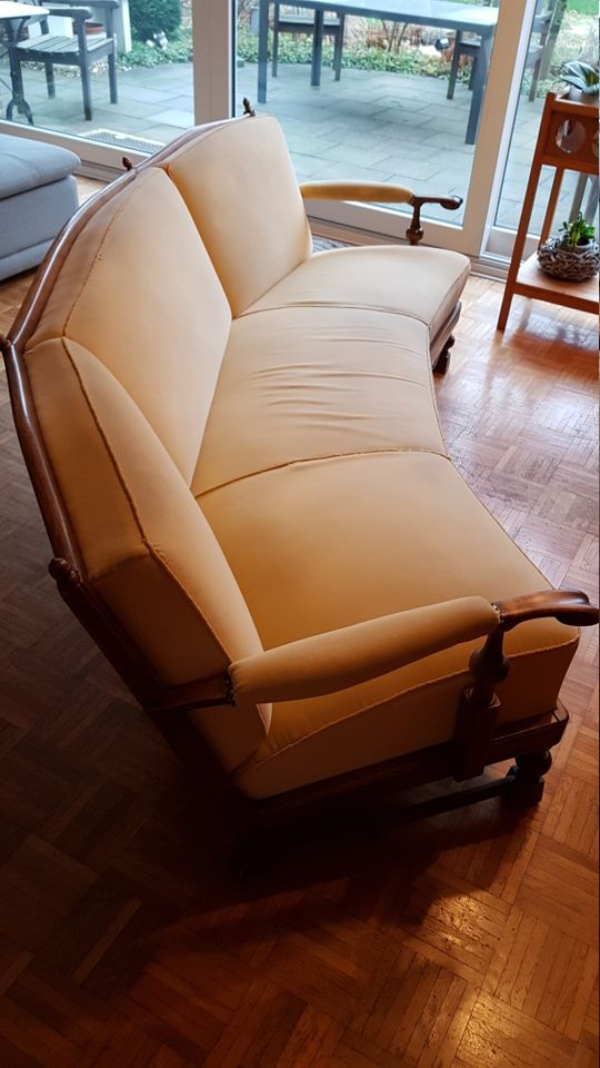 Schöne klassische Couch - halbrunde Form - gelber Chamelle-Stoff in Mettmann