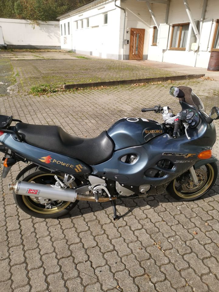 Suzuki GSXF 750 in Motten