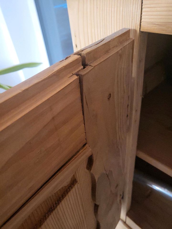 Holzschrank/Truhenschrank in Amerdingen