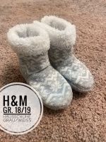 H&m Hausschuhe grau weiß gefüttert 18/19 Baby Kleinkind krabbel s Nordrhein-Westfalen - Leverkusen Vorschau