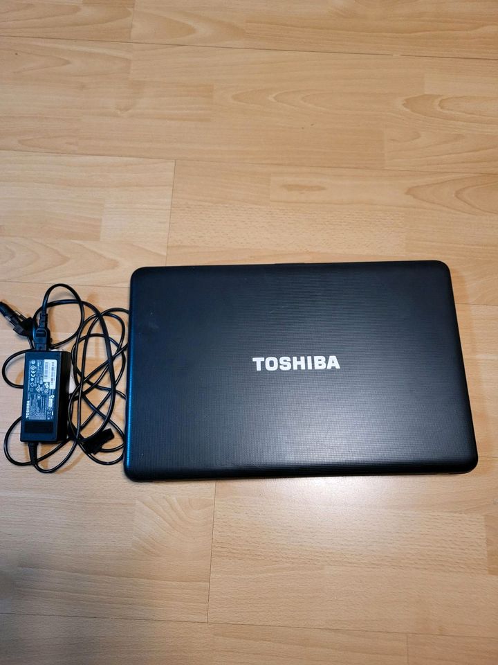 Laptop von Toshiba in Holdorf