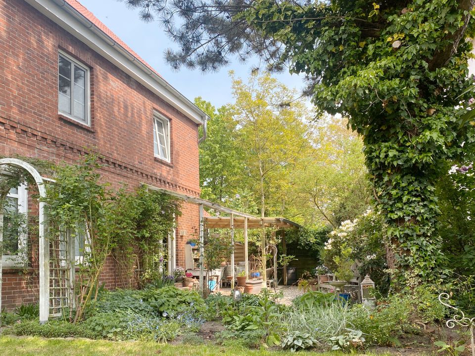 Ihr Traum kann wahr werden! Gestalten Sie Ihre Traumwohnung und den großen Garten! in Barmstedt