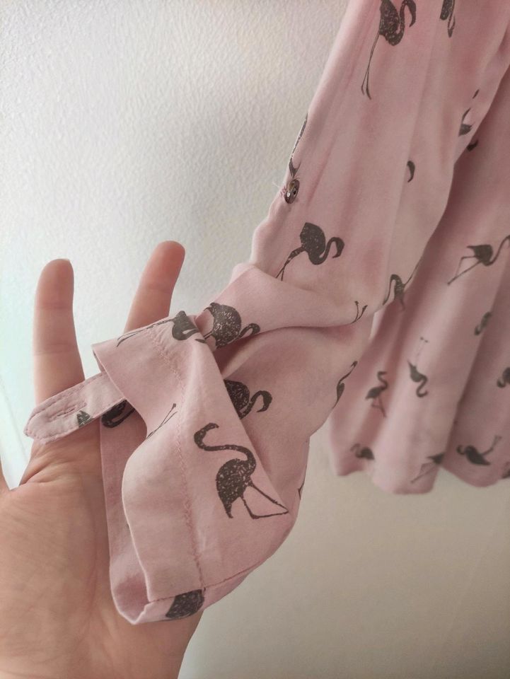 Bluse langarm rosa mit grauen Flamingos und Pailletten in Grünberg