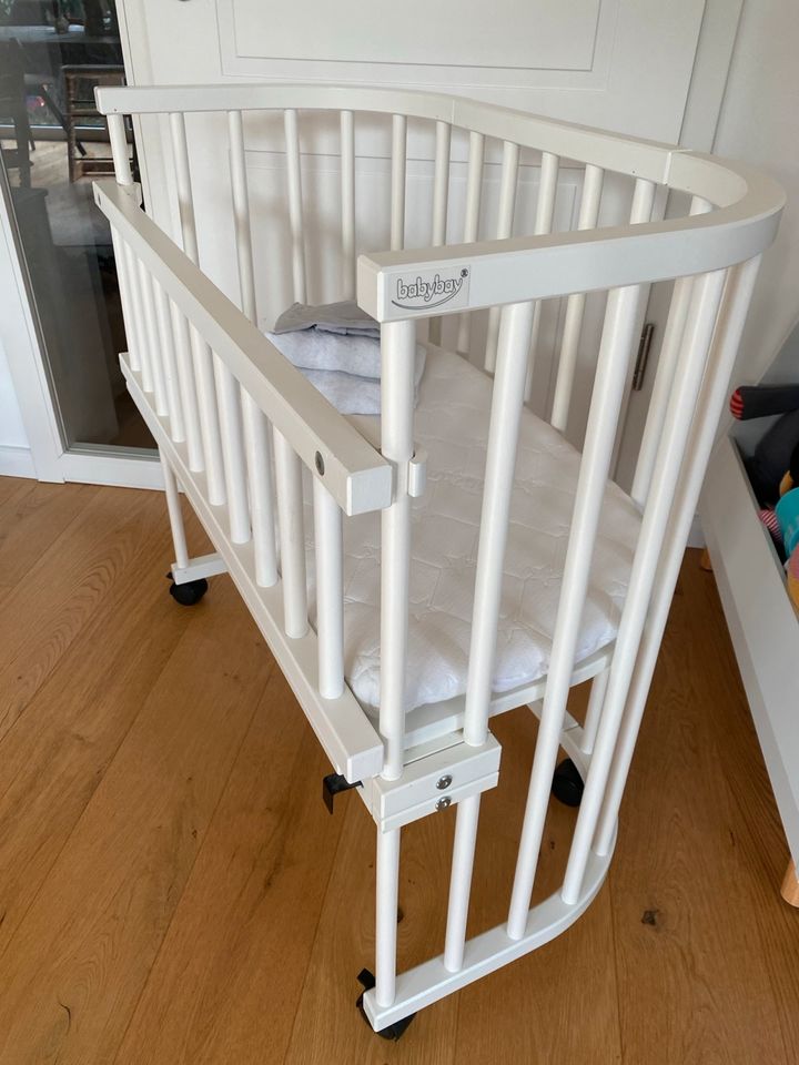 BabyBay Beistellbett weiß +Matratze, Gitter, Rollen, 3 Bettlaken in Wentorf