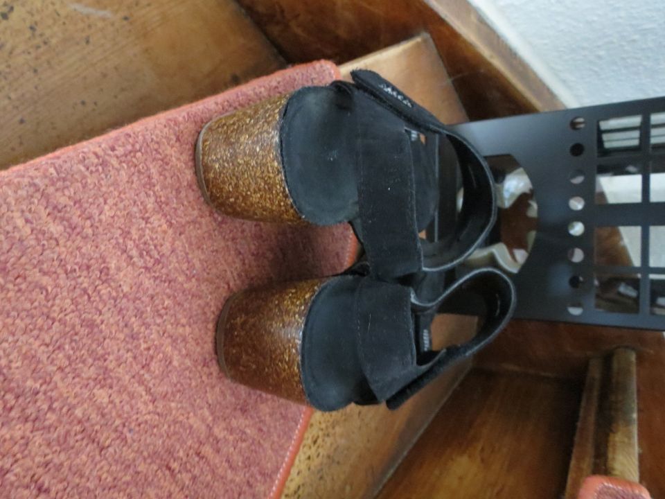 Sandalen mit Plateauabsatz - Gr.40 - schwarz - Wildlederoptik in Eisenberg