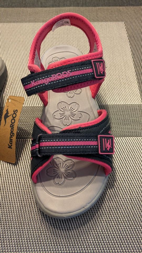 NEU Kangaroos Sandalen Mädchen blau pink Klettverschluss Größe 35 in Hilden