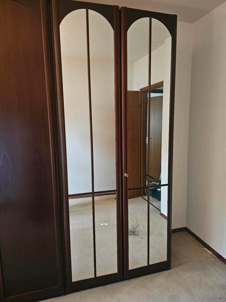 Großer Kleiderschrank mit Spiegel – abschließbar, 3 m Breite in Reinbek