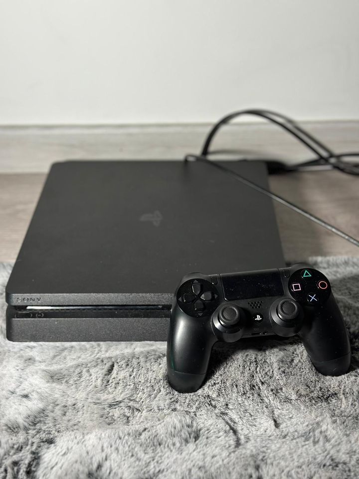 PS 4 mit 2 Controller, 2 Spiele und Zubehör in Schmallenberg