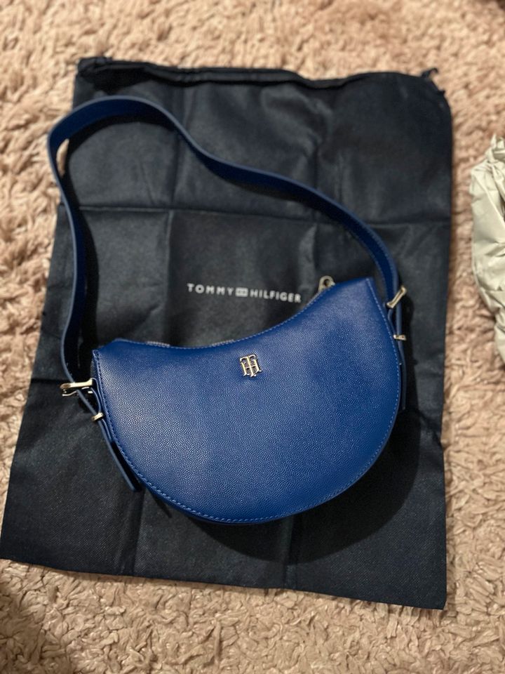 Neu Tommy Hilfiger Tasche blau Gold Halbmond in München