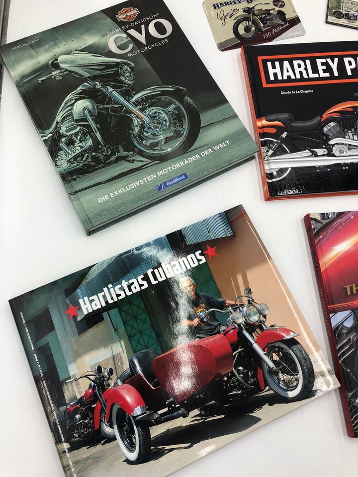 Harley Davidson Bücher + Schilder Indian in Panketal