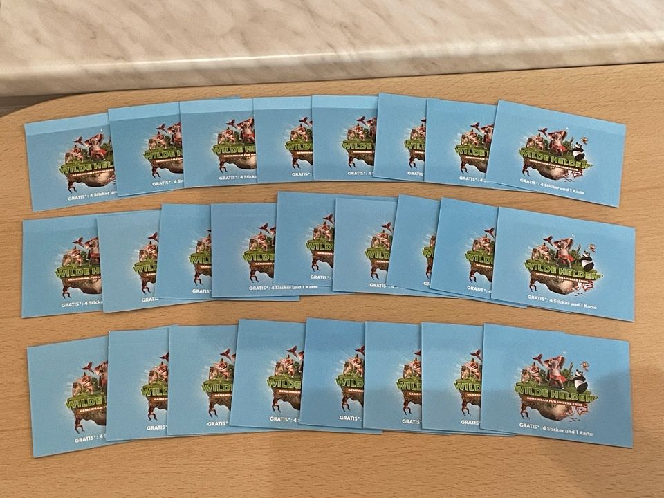 25 neue ungeöffnete Tüten Rewe Wilde Helden Sticker Sammel-Karten in Berlin