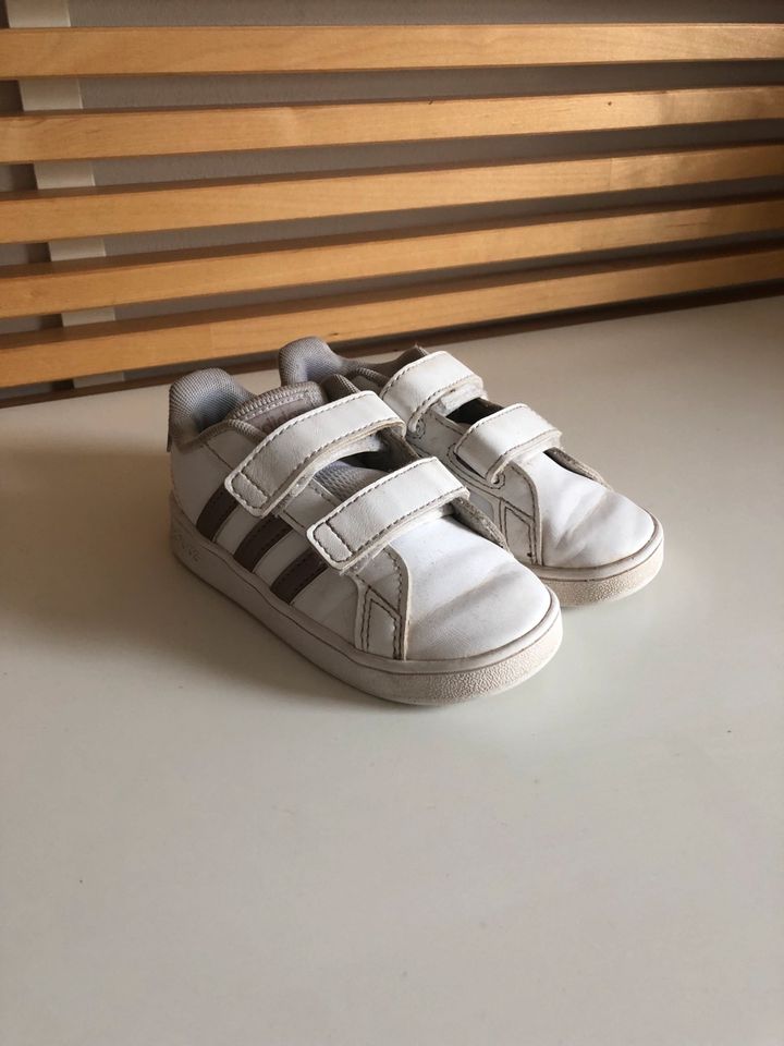 Adidas Kinderschuhe 24 in Wunsiedel