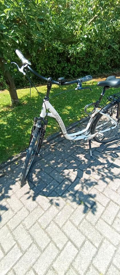 Verkaufe ein Fahrrad mit 28 Zoll Laufrädern und 8 Gängen. in Holzminden