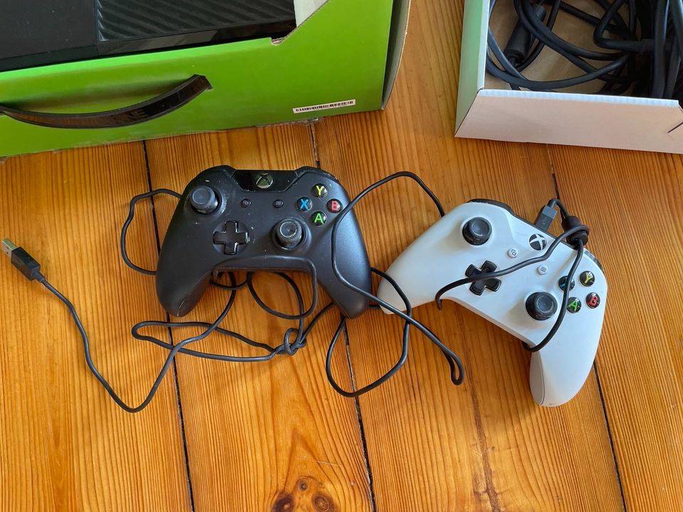 Xbox One + 2 Controller + Xbox Kinect + 18 Spielen in Berlin