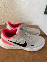 Nike Revolution Turnschuhe für Mädchen gr-33 Bayern - Mühldorf a.Inn Vorschau