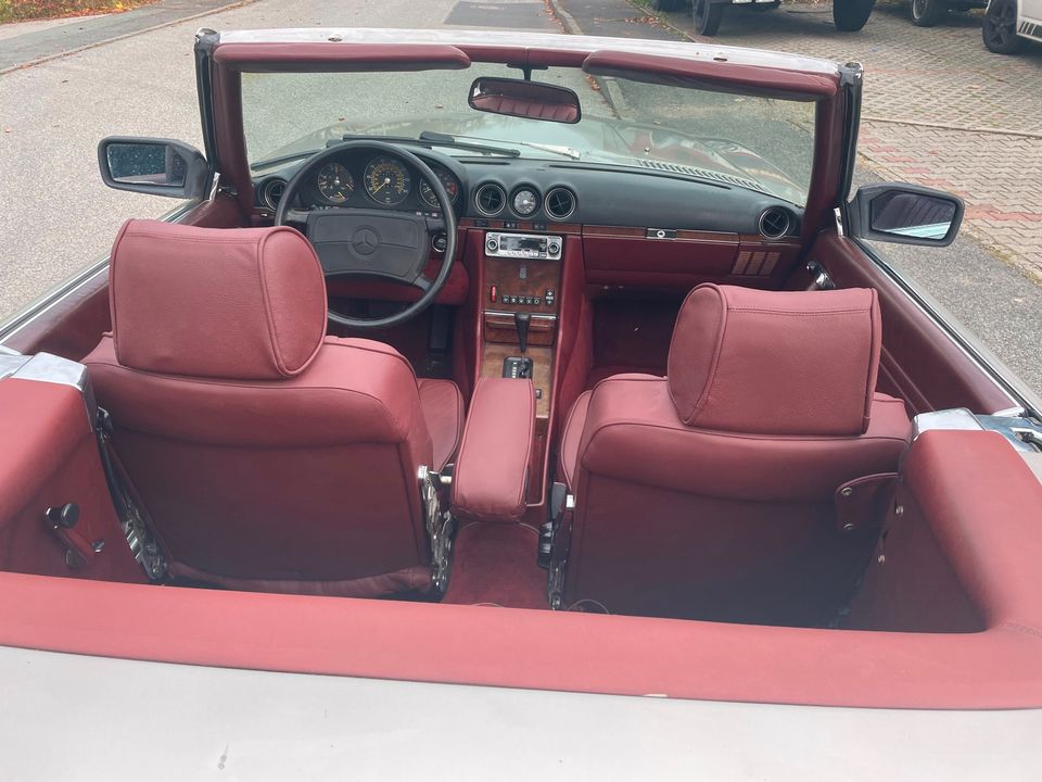 Mercedes Benz 560 SL rauchsilbermet,Leder+ Verdeck burgundy, in Zwickau