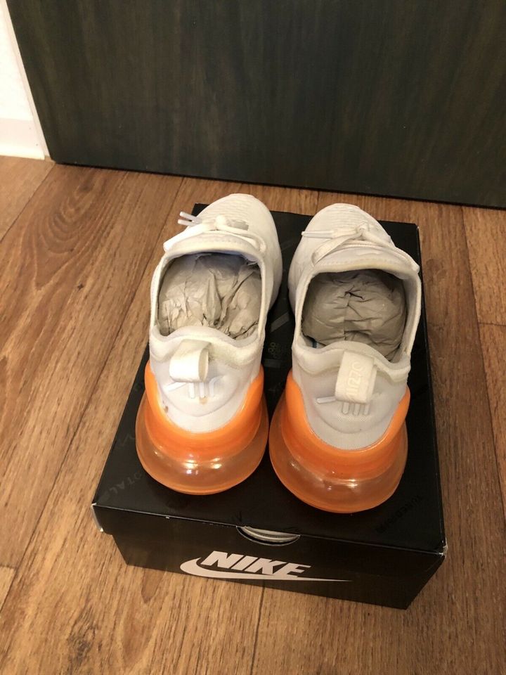 Nike Air Max 270 white pack total orange Gr. 41 in Göppingen