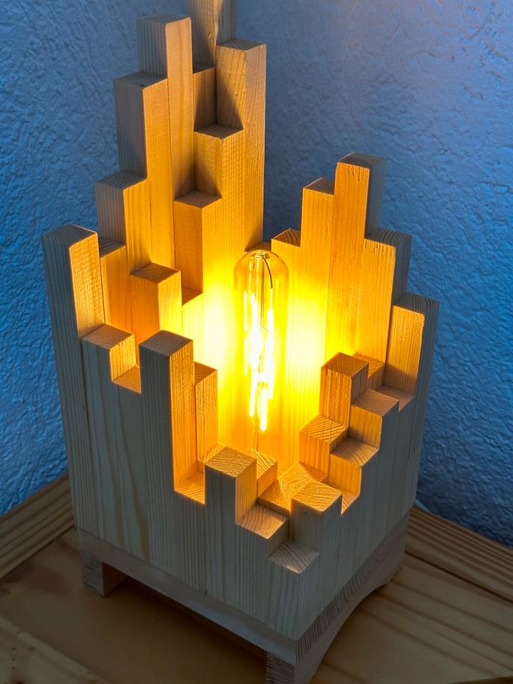 Funktionale und Stilvolle LED-Lampe aus Holz in Dausenau