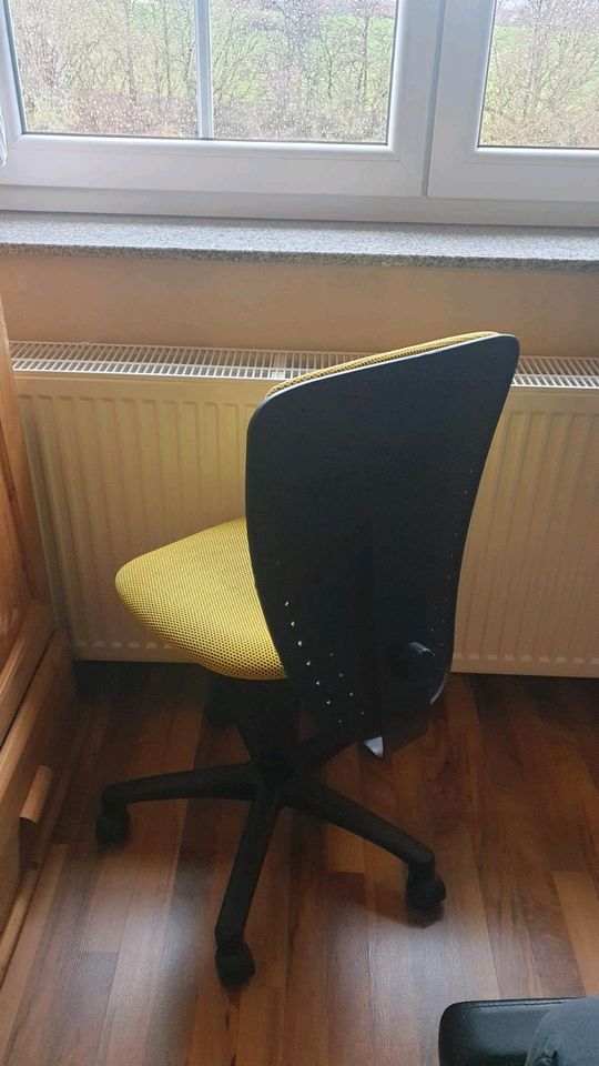 Büro-/ Schreibtischstuhl mit verstellb. Rückenteil gelb schwarz in Baunatal