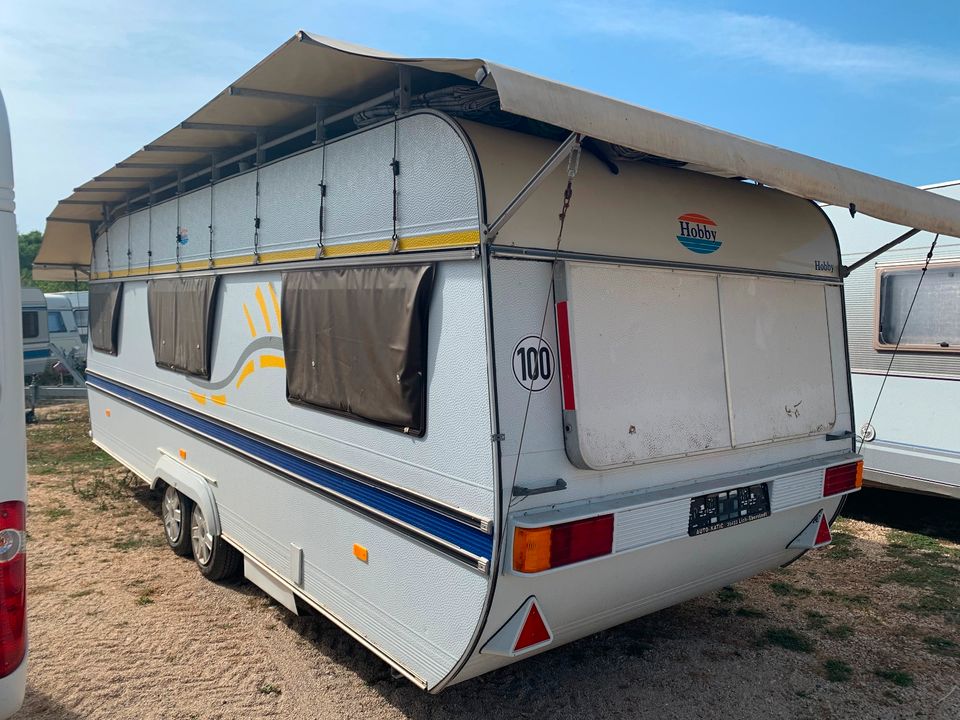 Wohnwagen steht in Kroatien auf der Insel Rab -Lopar Campingplatz in Gießen