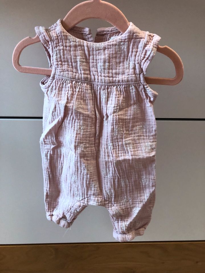 Total süßer Jumpsuit Romper in Rose mit Muscheln Musselin in Oppenheim