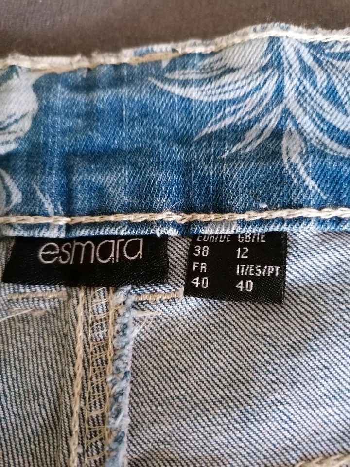 NEUE Esmara kurze Jeans in Penig