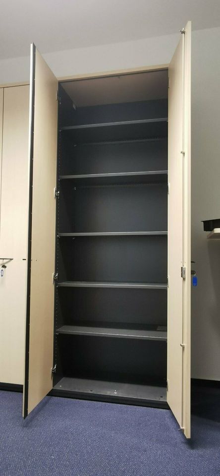 BÜRORÄUMUNG Aktenschrank Schreibtisch Büromöbel in Bad Belzig