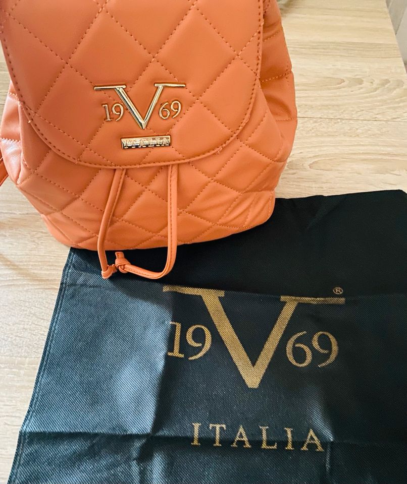 Damen by Versace Rucksack Tasche neu mit Etikett orange Gold in Regensburg